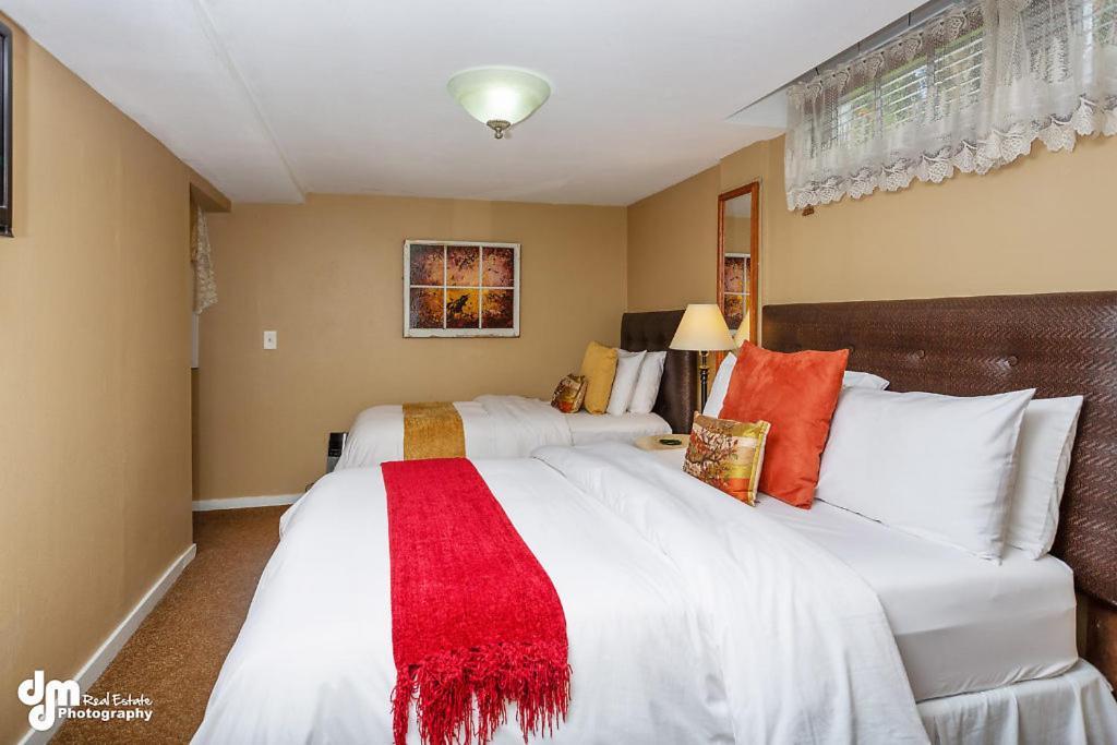 אנקורג' A Wildflower Inn מראה חיצוני תמונה